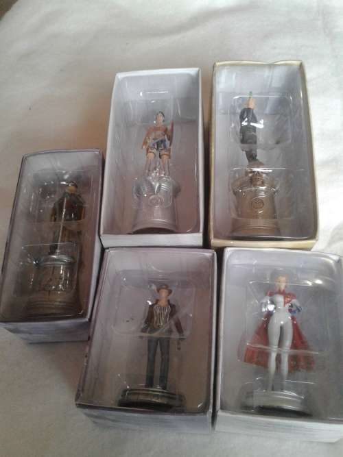 5 X D.C. CHESS FIGURES (TO CHOSE OR TAKE ALL )