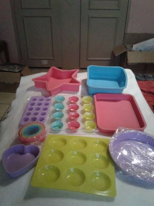 ALL SORTS OVENPROOF SILICONE BAKEWARE  (24 PIECES)ONE BID