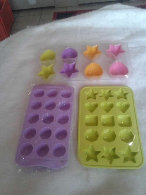 10 PIECE SILICONE OVENPROOF BAKING OR CHOCLATE MOULDS, ONE BID