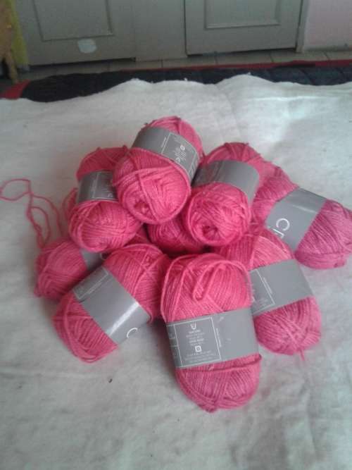 20 X 25G BRIGHT PINK KNITTING OR CROCHET WOOL, ONE BID