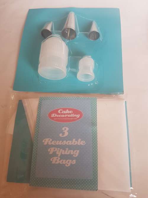 COMPLETE CAKE DECORATING KIT(19 PIECES PLUS ISSUES 1 TO 4 RECIPE MAGAZINES)ONE BID