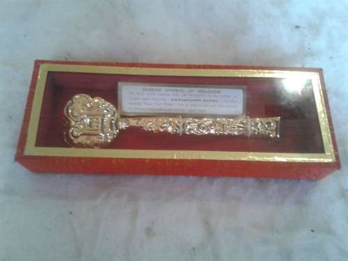 GOLD PLATED SERENE SYMBOL OF WELCOME (CARRIED BY CHINESE AMBASSADORS ON OFFICIAL STATE VISITS)