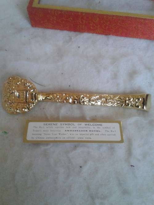 GOLD PLATED SERENE SYMBOL OF WELCOME (CARRIED BY CHINESE AMBASSADORS ON OFFICIAL STATE VISITS)