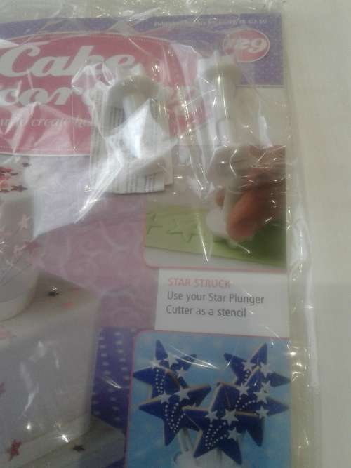 3 X CAKE DECORATIONS INCL. MAGAZINES(RECIPES)9NE BID