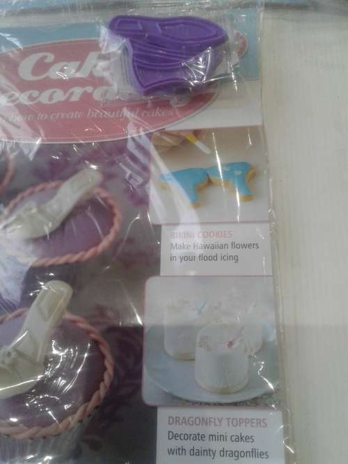 3 X  CAKE DECORATIONS INCL. MAGAZINES  (RECIPES)ONE BID