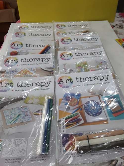 10X DIFFERENT ISSUES OF ART THERAPY MAGAZINES INCLCOLORING PENS(40 PIECES)ONE BID