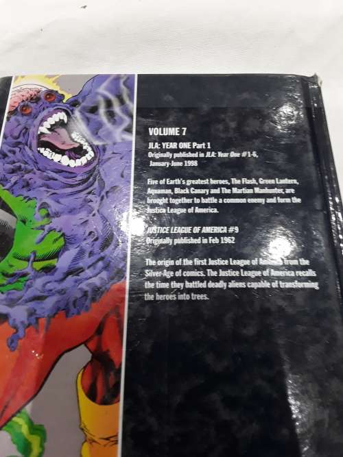 DC HARDCOVER COMIC ( JLA YEAR ONE)PART ONE