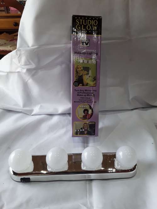 STUDIO GLOEW CORDLESS MAKE-UP LIGHTS