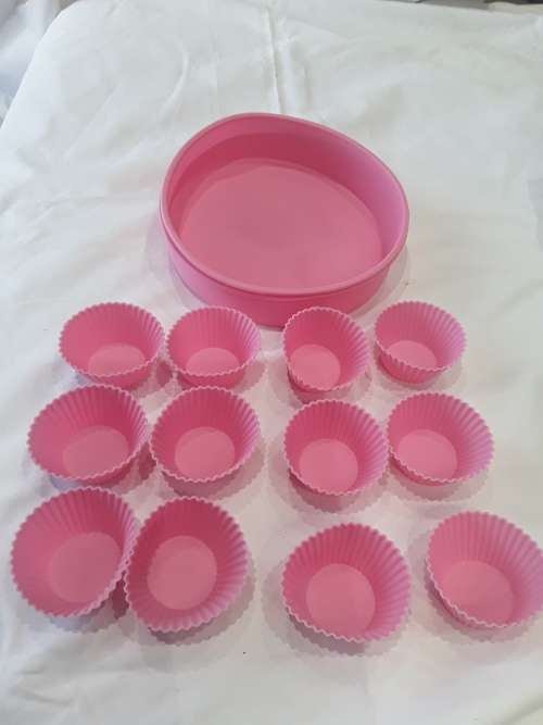 14 PIECE OVENPROOF CUPCAKES AND CAKE MOULDS
