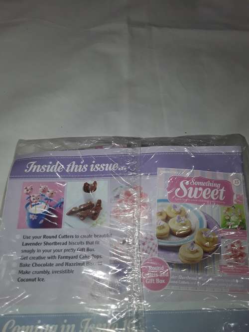 SOMETHING SWEET 2 SIZE ROUND CUTTERS &GIFT BOX INCL.RECIPE MAGAZINE (ISSUE 15)