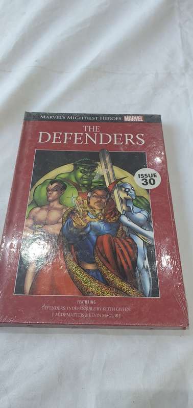 MARVEL HARDCOVER COMIC (THE DEFENDERS)