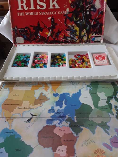 RISK WORLD STRATEGY BOARD GAME