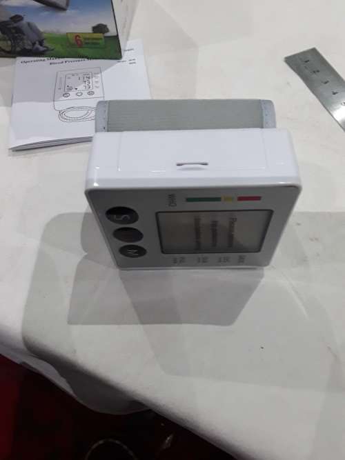 ELECTRONIC BLOOD PRESSURE MONITOR (WRIST STYLE)