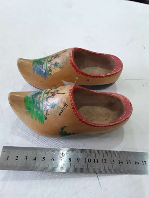 PAIR OF HOLLAND COLLECTABLE WOODEN CLOGS