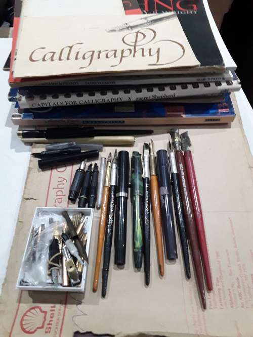 CALLIGRAPHY SET INCLUDES 14 BOOKS ON CALLIGRAPHY PLUS SHELL EDUCATIONAL CALLIGRAPHY CHARTS