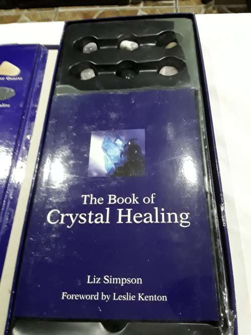 THE CRYSTAL HEALING SET ( CRYSTALS AND BOOK)