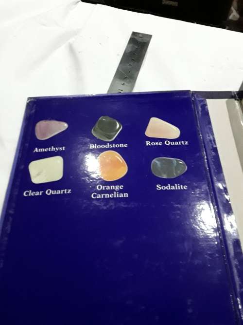 THE CRYSTAL HEALING SET ( CRYSTALS AND BOOK)