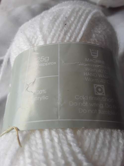 20 x 25g WHITE KNITTING WOOL(ONE BID FOR ALL)