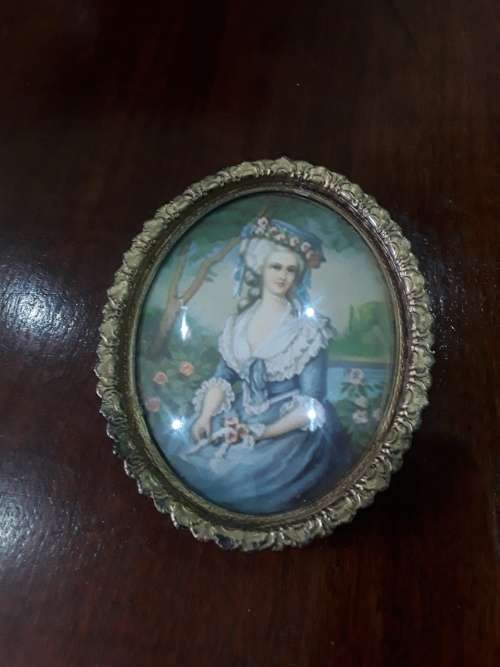 ARTWORK IN VINTAGE BRASS FRAMED GLASS