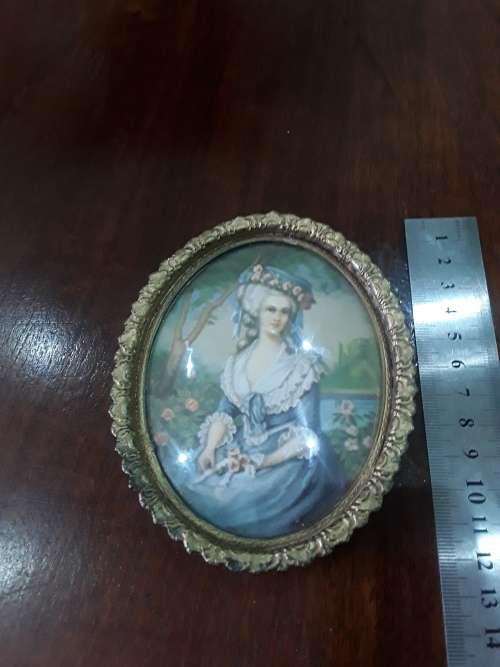 ARTWORK IN VINTAGE BRASS FRAMED GLASS