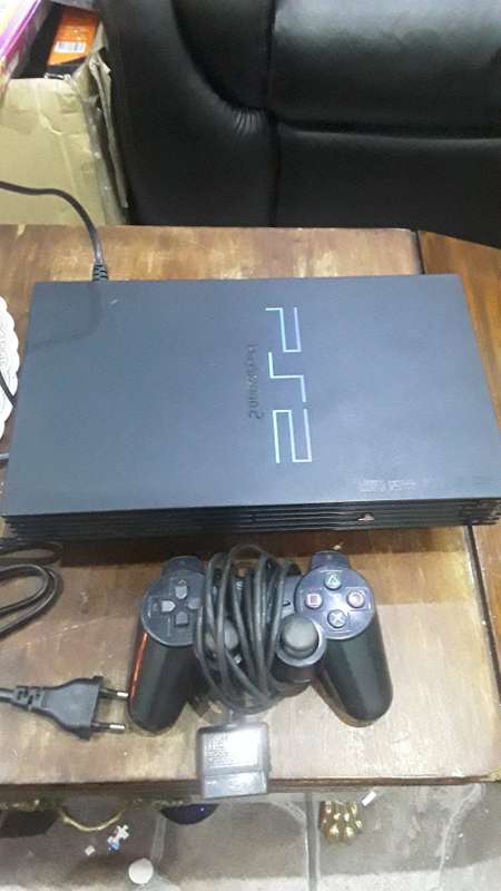 SONY PLAYSTATION 2 WITH 1 CONTROL,POWER SUPPLY AND 6 GAME DISCS