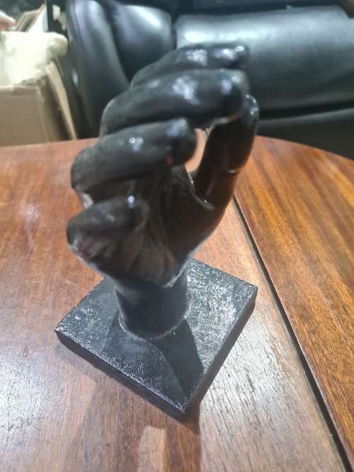 WOODEN HAND ON PLATFORM(19CM HEIGHT)