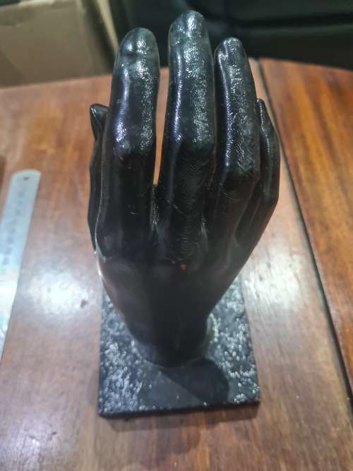 WOODEN HAND ON PLATFORM(19CM HEIGHT)