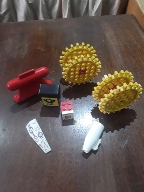 JOBLOT VINTAGE ORIGINAL LEGOS WITH MINIFIGURES (1.75KG)FIGURES MARKED 1974,1981