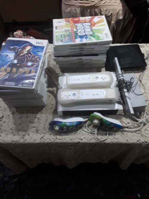 NINTENDO WII CONSOLE INCLUDING REMOTE,POWER SUPPLY, 20 GAME DISCS AND ALL ASSESCORIES (WORKS)