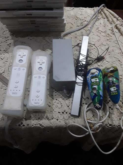 NINTENDO WII CONSOLE INCLUDING REMOTE,POWER SUPPLY, 20 GAME DISCS AND ALL ASSESCORIES (WORKS)