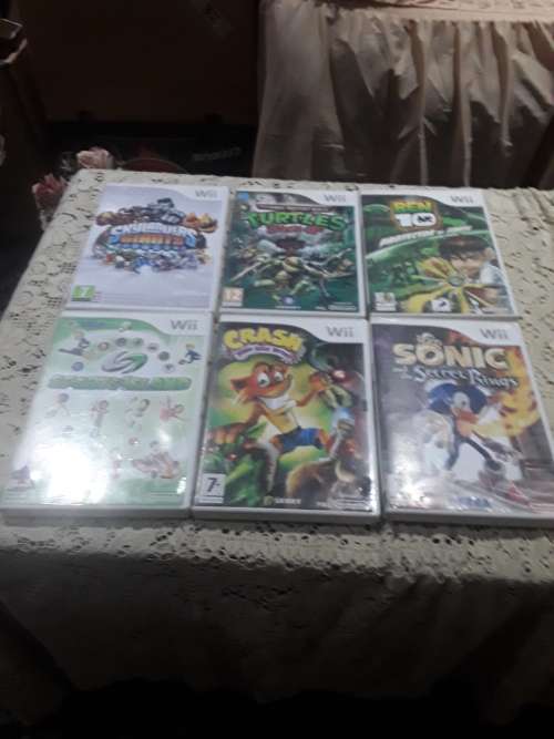 NINTENDO WII CONSOLE INCLUDING REMOTE,POWER SUPPLY, 20 GAME DISCS AND ALL ASSESCORIES (WORKS)