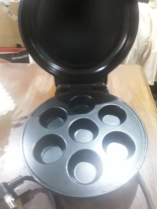 NONSTICK MINI CUPCAKE MAKER(UP 5O 7 CAKES AT A TIME)