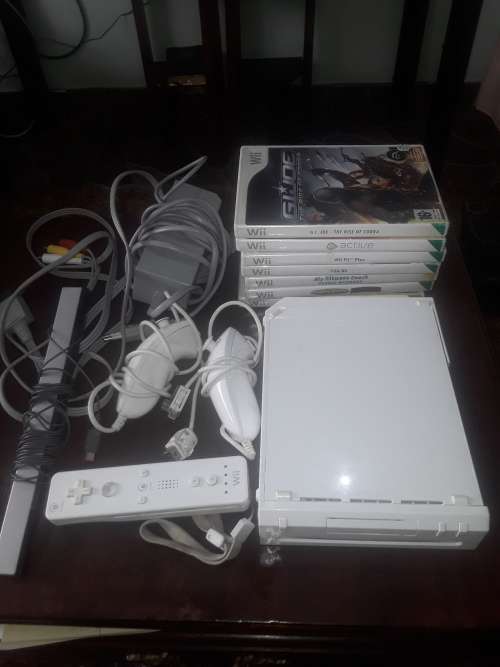 NINTENDO WII INCLUDING POWER SUPPLY, 7 GAME DISCS AND ASSESCORIES
