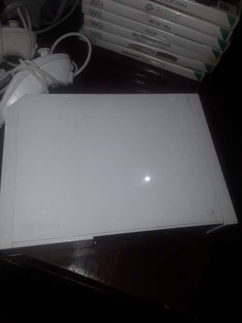 NINTENDO WII INCLUDING POWER SUPPLY, 7 GAME DISCS AND ASSESCORIES