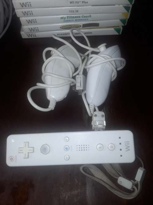 NINTENDO WII INCLUDING POWER SUPPLY, 7 GAME DISCS AND ASSESCORIES