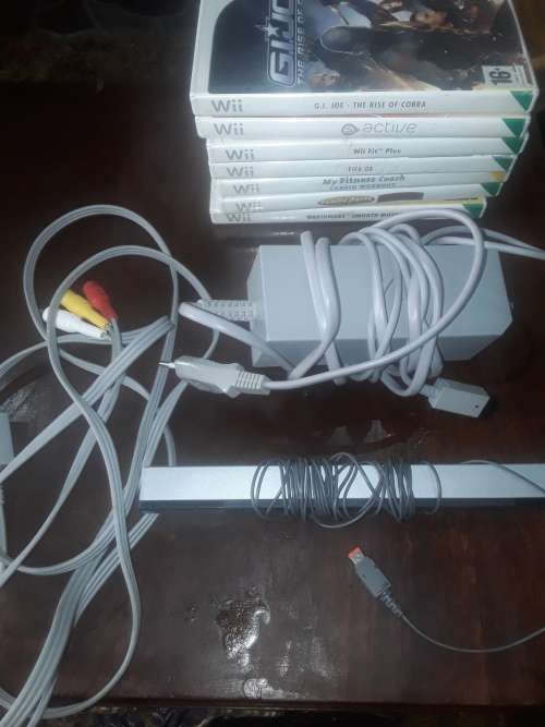 NINTENDO WII INCLUDING POWER SUPPLY, 7 GAME DISCS AND ASSESCORIES
