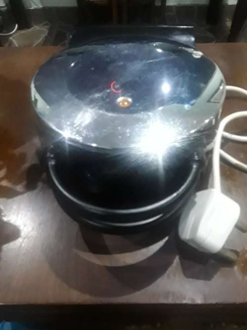 STAINLESS STEEL TOP WAFFLE ELECTRIC WAFFLE MAKER (UNUSED)