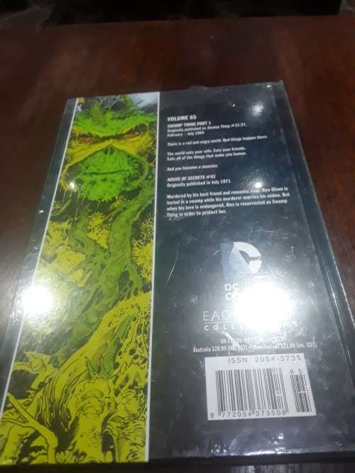 DC HARDCOVER COMIC(SWAMP THING)