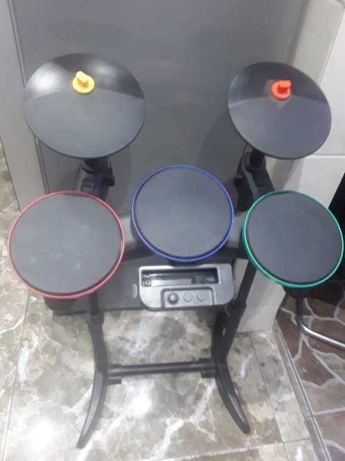 NINTENDO WII CONSOLE WITH 8 GAME DISCS,DRUM,GUITAR,MICROPHONE, DANCE BOARD and ASSESCORIES