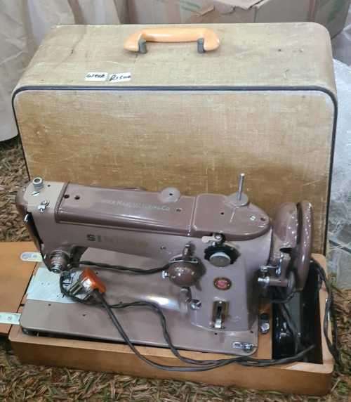 VINTAGE SINGER SEWING MACHINE WITH CASE (ALL METAL)RUNS SMOOTHLY)