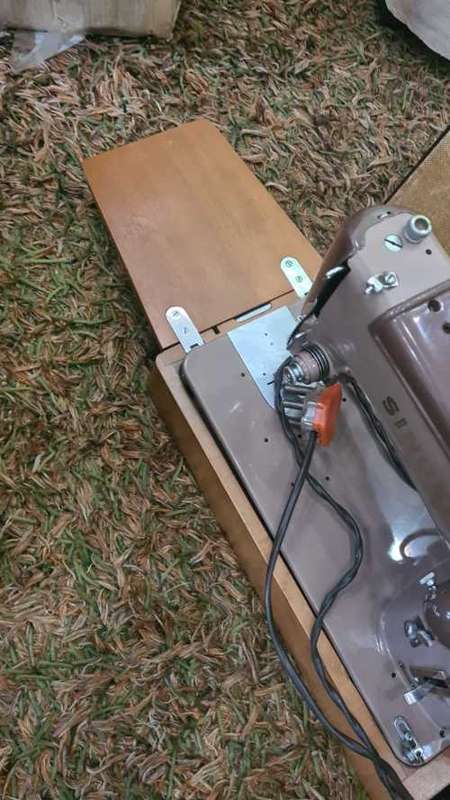 VINTAGE SINGER SEWING MACHINE WITH CASE (ALL METAL)RUNS SMOOTHLY)