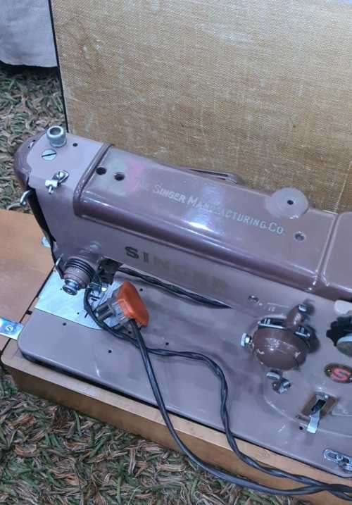 VINTAGE SINGER SEWING MACHINE WITH CASE (ALL METAL)RUNS SMOOTHLY)