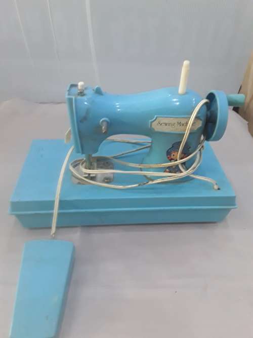 KIDS BATTERY OPERATED SEWING MACHINE