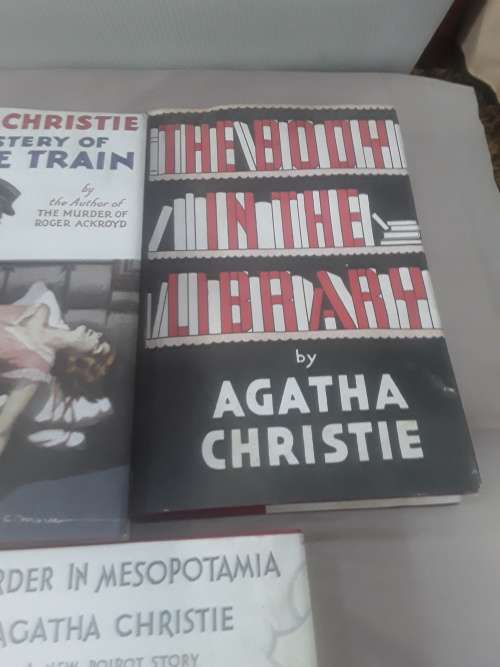 SET OF 5 AGATHA CHRISTIE HARDCOVER NOVELS (MINT CONDITION)