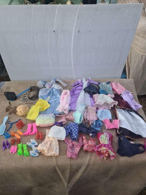 JOBLOT DOLLS CLOTHING, SHOES AND ASSESCORIES FOR BARBIE