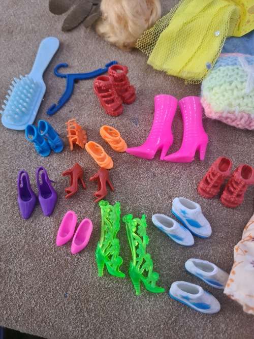 JOBLOT DOLLS CLOTHING, SHOES AND ASSESCORIES FOR BARBIE