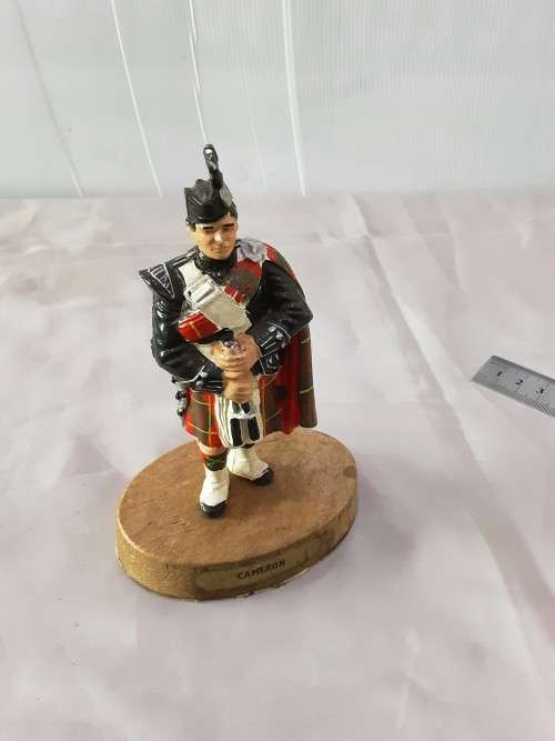 SCOTTISH CAMERON FIGURE ON STAND(14CM HEIGHT)