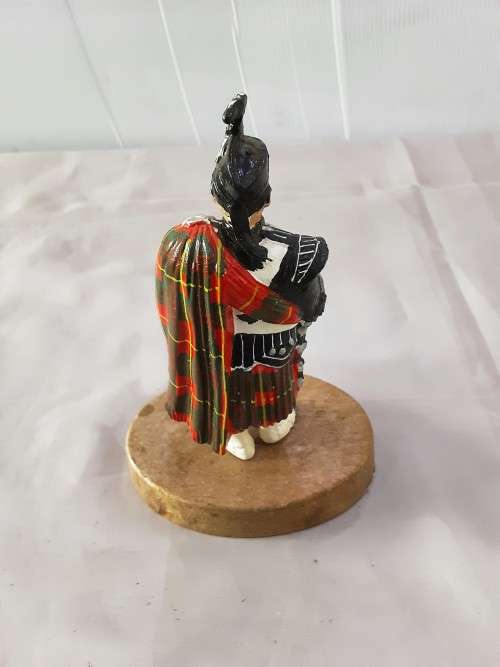 SCOTTISH CAMERON FIGURE ON STAND(14CM HEIGHT)