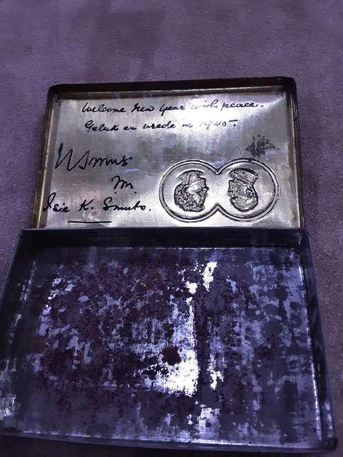 1945 SA GIFT CIGARETTE TIN(SIGNED ISIE K SMUTS)