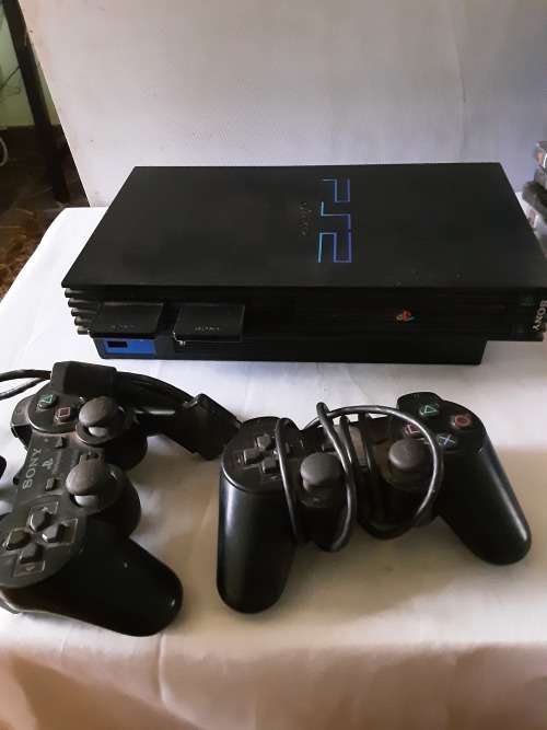 PS2 CONSOLE INCL.POWER SUPPLY, 2 REMOTES AND 13 GAME DISCS